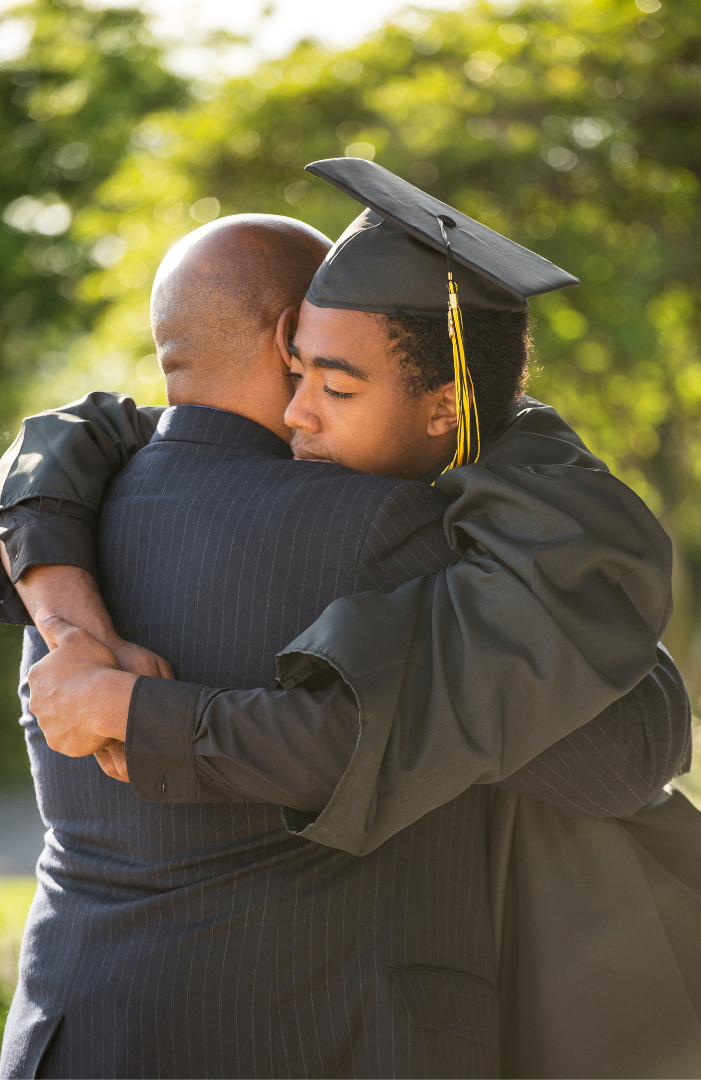 Pai e filho abraçados
